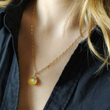 Charger l&#39;image dans la galerie, Mini coquillage plaqué or- perle de verre blanche irisée
